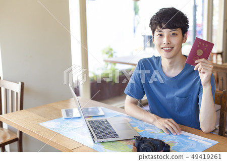 一個計劃出國旅行的年輕人 49419261