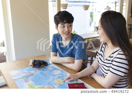 計劃海外旅行的年輕夫婦 計劃海外旅行的年輕夫婦 49419272