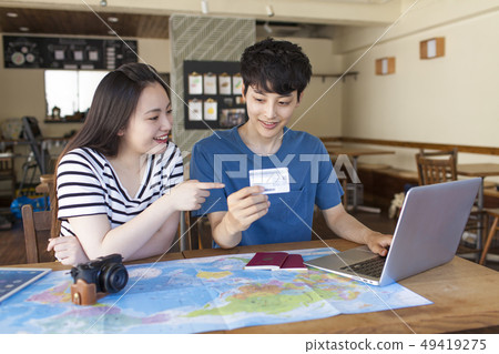 計劃海外旅行的年輕夫婦 49419275