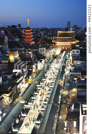 在盛開的日本佐倉和Senso籍寺廟的東京都市風景 49421521