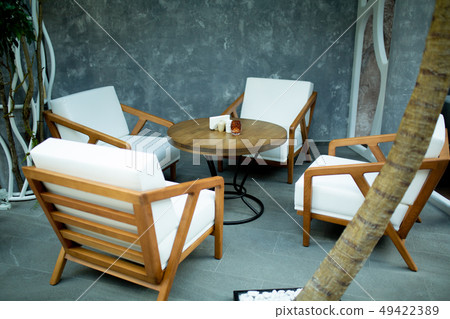 A cozy place to meet with a round table, white chairs 49422389