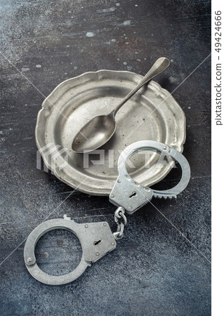 Empty plate and handcuff 49424666