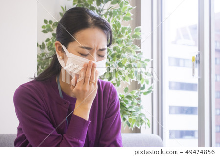 有面具和手的婦女在嘴花粉症冷 有面具和手的婦女在嘴花粉症冷 49424856