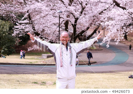 做體操的前輩在櫻花公園 做體操的前輩在櫻花公園 49426073
