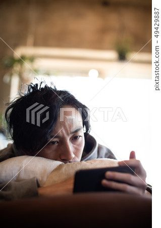 男人看著智能手機生活方式 49429887