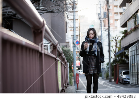 走與智能手機的婦女 49429888