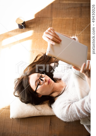 Woman watching tablet Lifestyle 49430026