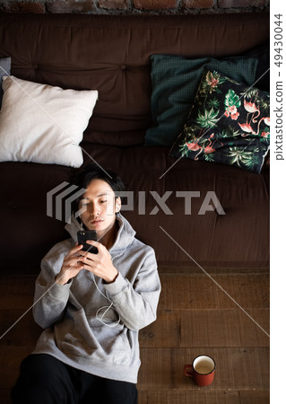 男人看著智能手機生活方式 49430044