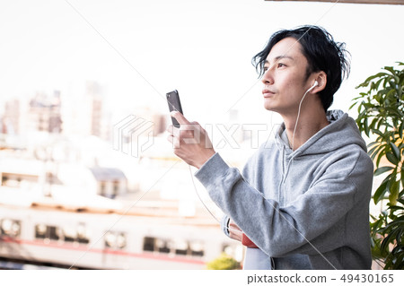 聽到在智能手機生活方式的音樂的人 49430165