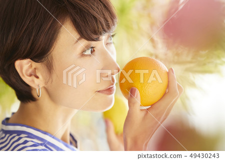 女人聞到異味 49430243