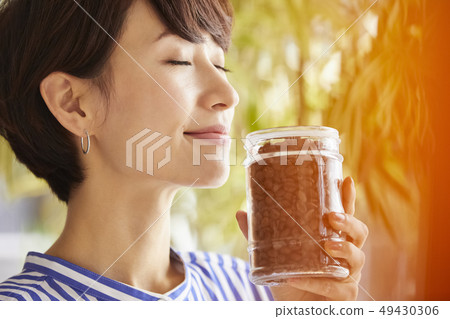 女人咖啡豆聞到氣味 49430306