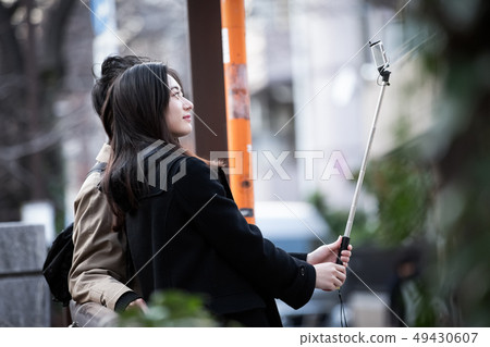 一對夫婦與智能手機拍照 一對夫婦與智能手機拍照 49430607