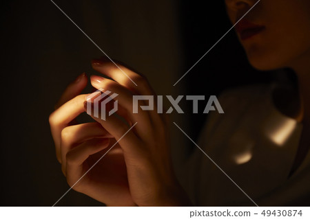 女性的身體部位在手邊 女性的身體部位在手邊 49430874
