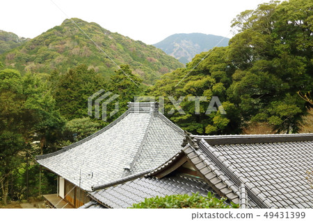 有風的寺廟的屋頂和山 有風的寺廟的屋頂和山 49431399