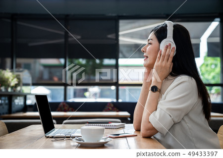 Close up the an Asian girl is freelancer woman, Close up the an Asian girl is freelancer woman, 49433397