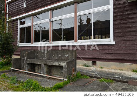 I went to the old wreath elementary school # 58 I went to the old wreath elementary school # 58 49435109