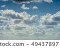 在藍天的一朵白色雲彩 49437897
