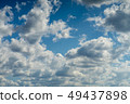 在藍天的一朵白色雲彩 49437898