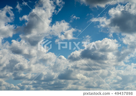 在藍天的一朵白色雲彩 在藍天的一朵白色雲彩 49437898