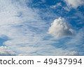 在藍天的一朵白色雲彩 49437994