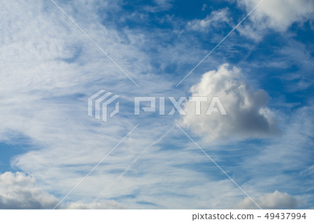 在藍天的一朵白色雲彩 在藍天的一朵白色雲彩 49437994