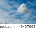 在藍天的一朵白色雲彩 49437995