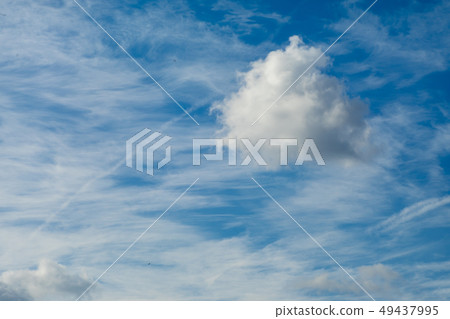 在藍天的一朵白色雲彩 在藍天的一朵白色雲彩 49437995