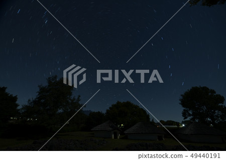 北斗市大泉町，月光下的Ginsei遺址和北斗七星上升，沉沒Cassiopeia 49440191