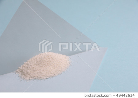 White powder placed on medicine package. Image of analysis, experiment, etc. (White powder used for shooting is creaming powder) 49442634