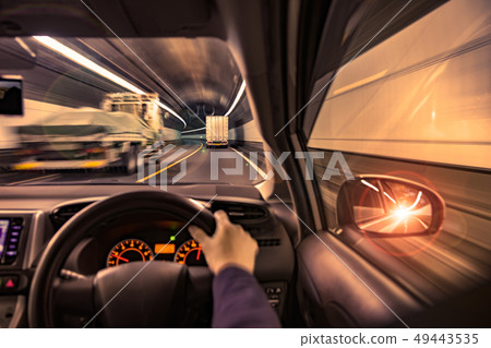 在高速公路上行駛的汽車 49443535