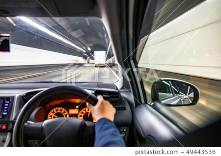 在高速公路上行駛的汽車 在高速公路上行駛的汽車 49443536