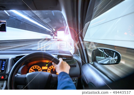 在高速公路上行駛的汽車 49443537