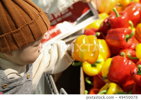 Baby in the shop (large mart vegetable corner paprika) 49450078