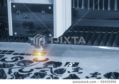 The CNC fiber laser cutting machine . 49450999