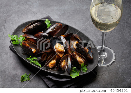 Delicious mussels with tomato sauce and parsley 49454391