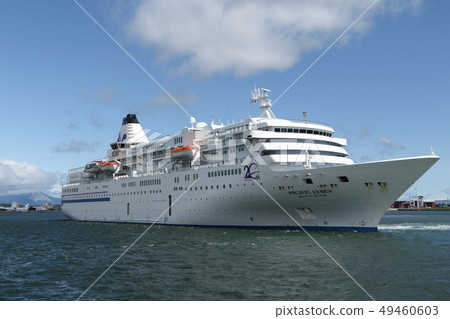 luxury liner  49460603