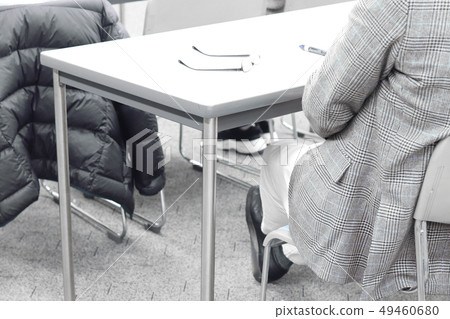 參加研討會和研討會的男士 參加研討會和研討會的男士 49460680