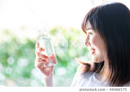 一個女人喝水 49466575