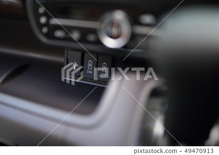 Driver's seat (Charging power supply USB automatic Odek out car passenger departure car stop new car 2.5A) 49470913