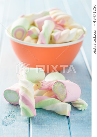 Sweet colorful marshmallows. 49471256