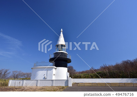 北海道僻靜的日本海拔最高的城市Motatada燈塔拍攝了晴朗的天空 北海道僻靜的日本海拔最高的城市Motatada燈塔拍攝了晴朗的天空 49476716