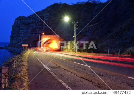 Photograph the scenery of the tunnel of the tunnel of the Hokkaido Isobe-cho in the early morning 49477483