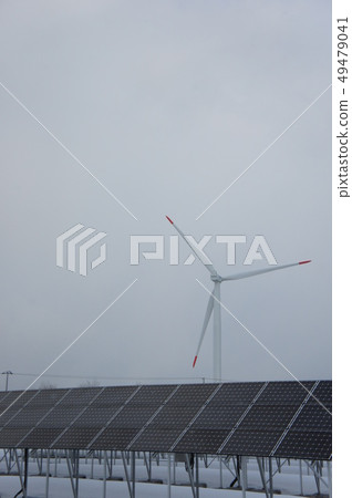 一個風車和太陽能電池板 一個風車和太陽能電池板 49479041