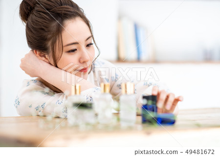 young woman      49481672
