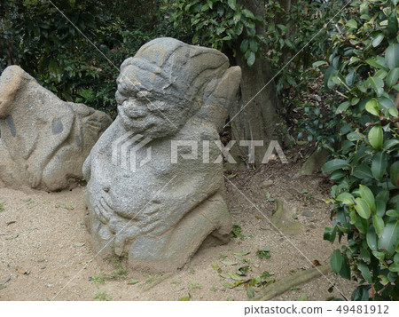 A stone that keeps silence 49481912