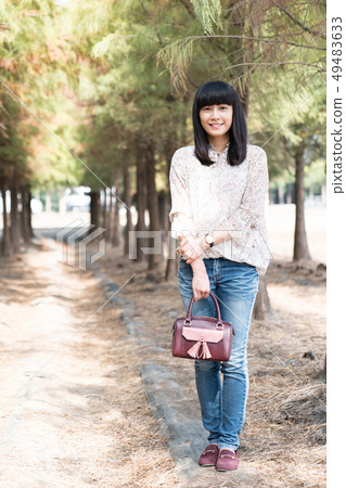 一棵樹在森林裡。樹木和森林Yutakuta Ochihamatsu，松樹，植物。 49483633