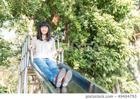 在公園裡一個接一個。 49484793