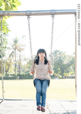 在公園裡一個接一個。 49485183