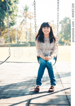 在公園裡一個接一個。 在公園裡一個接一個。 49485189