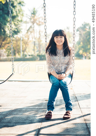 在公園裡一個接一個。 49485190